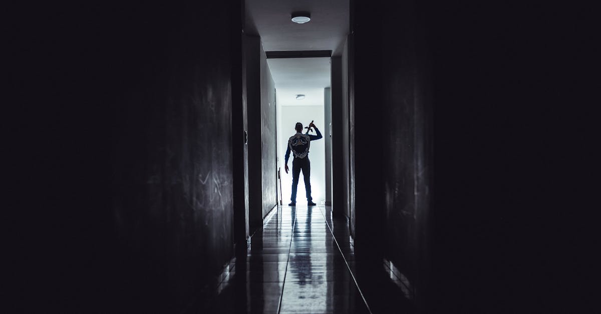 サイコパスと虚言癖の違いを象徴するイメージ