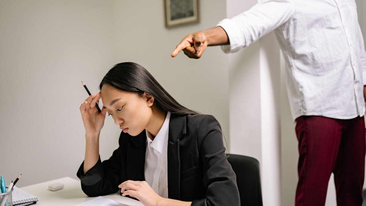 職場の虚言癖のある女性との付き合い方