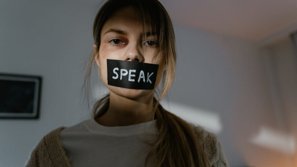 虚言癖の被害者になってしまった人のイメージ