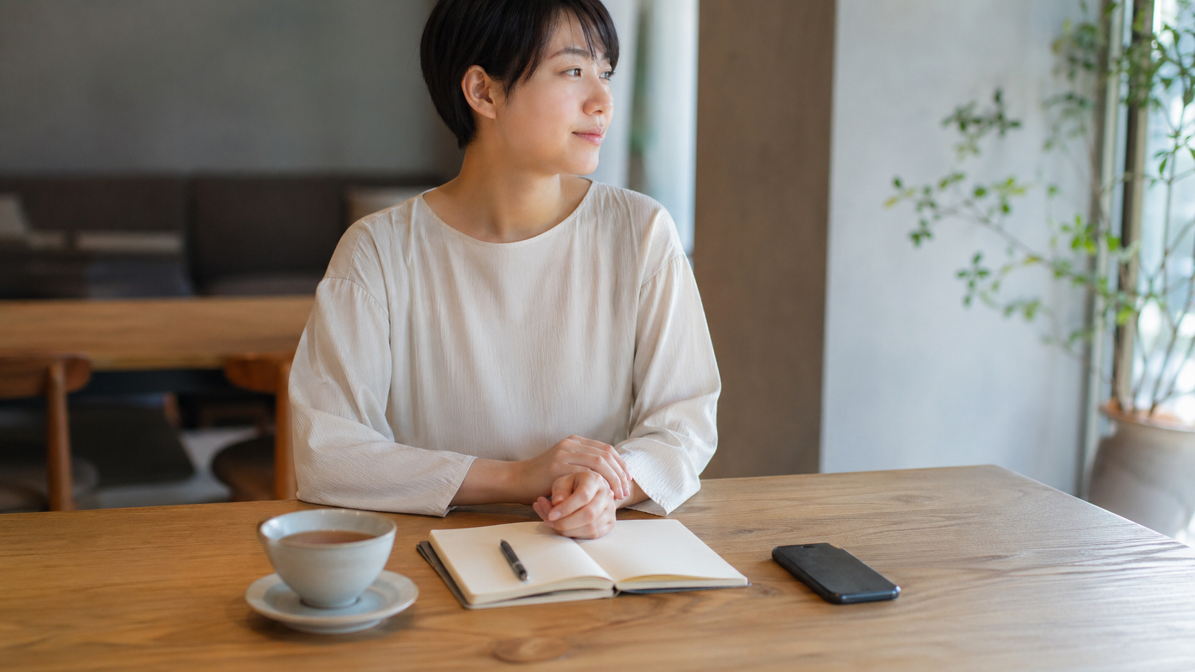 スマホから距離を置いて落ち着く人物