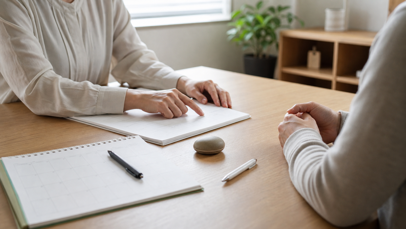 虚言と妄想の違いを相談室で確認するイメージ