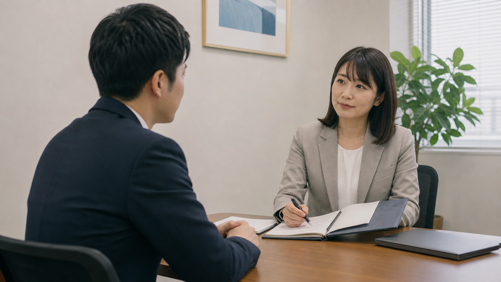 虚言癖おばさんの被害を上司や人事に相談する面談場面