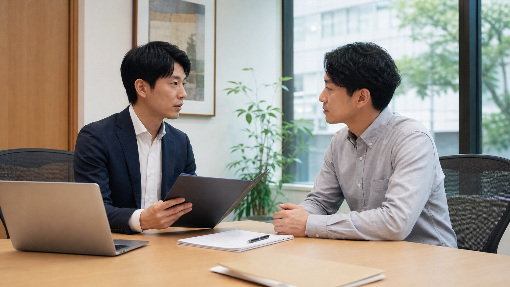 職場の虚言癖について人事相談を行う場面