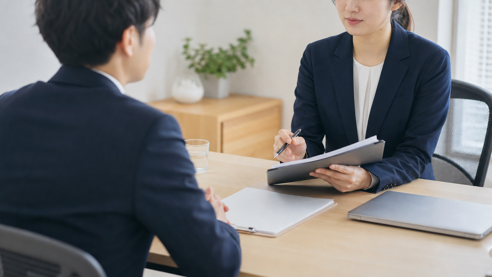 記録をもとに上司や人事へ落ち着いて相談する場面