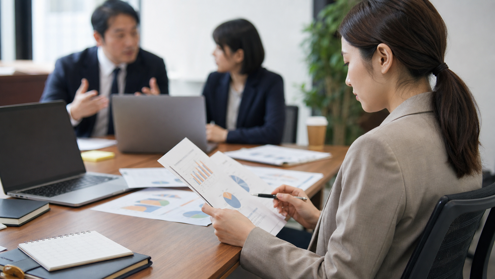 職場で嘘をつく上司の特徴を確認する様子