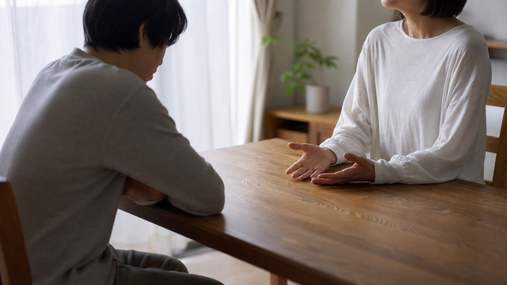 嘘を認めない相手と責めずに向き合う会話の場面