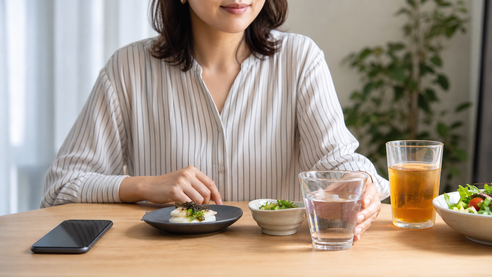飲酒時に水を選んで嘘を繰り返さない対処をする様子
