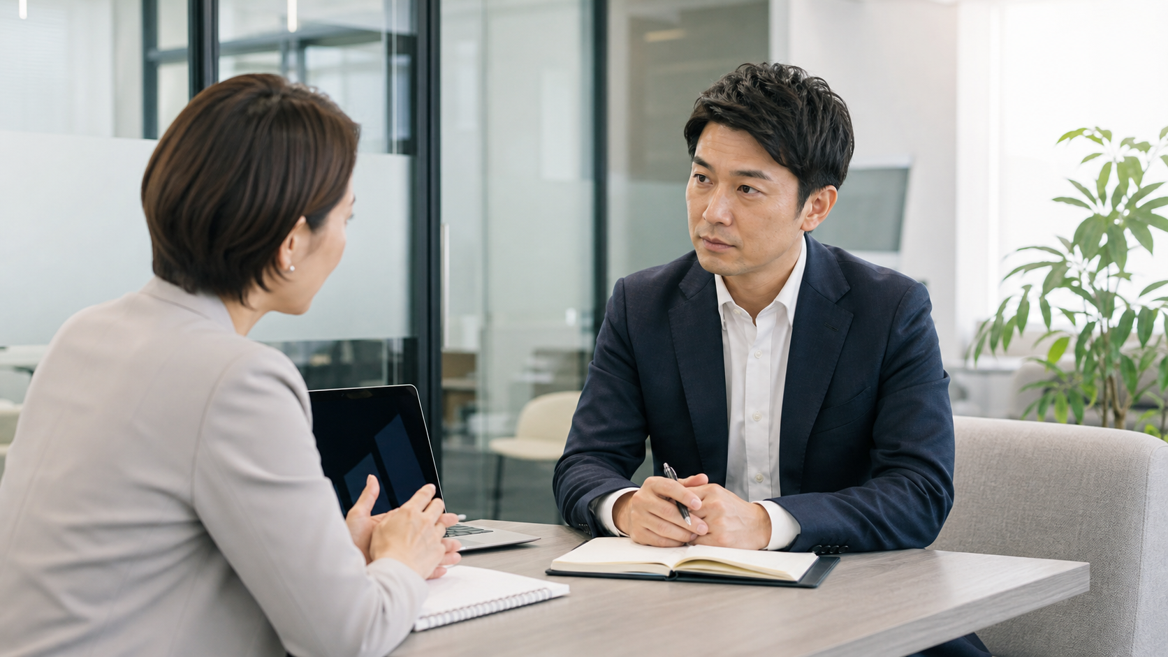 仕事への影響を時系列でメモに整理する様子