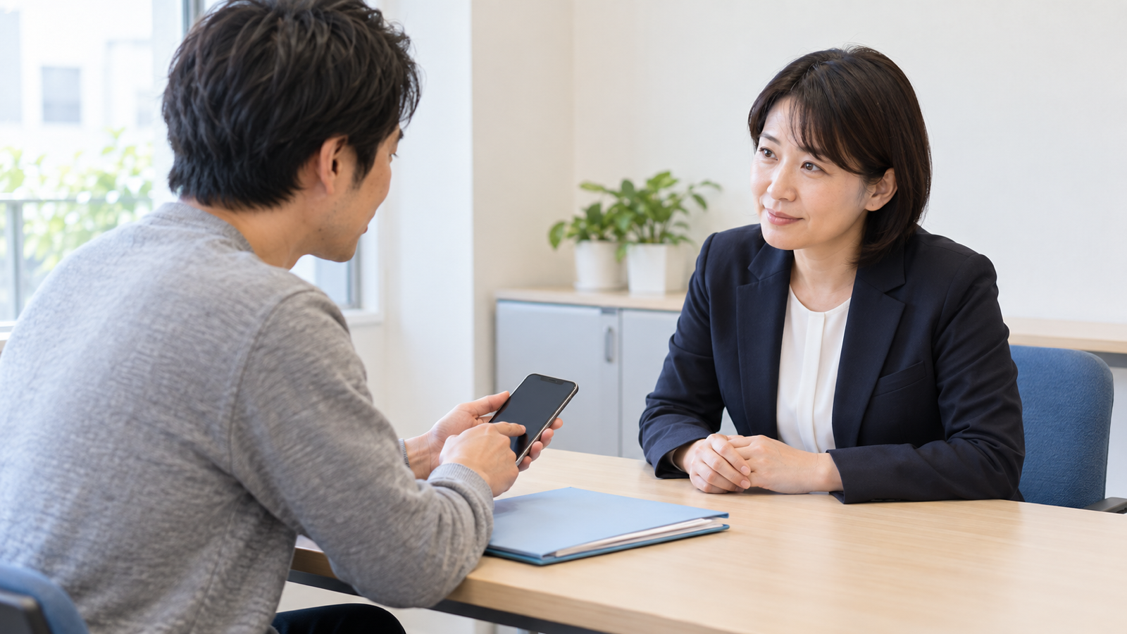 証拠を示しながら警察などの相談窓口へ状況を伝える様子