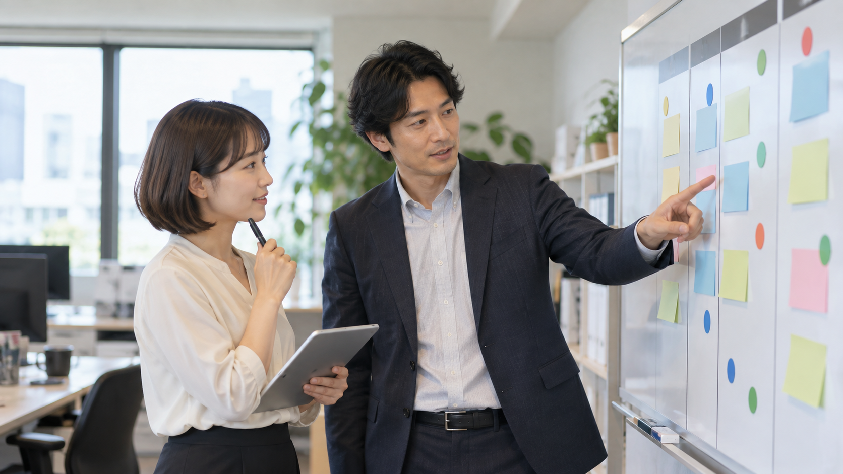 仕事内容と進捗確認の流れを上司と確認する職場