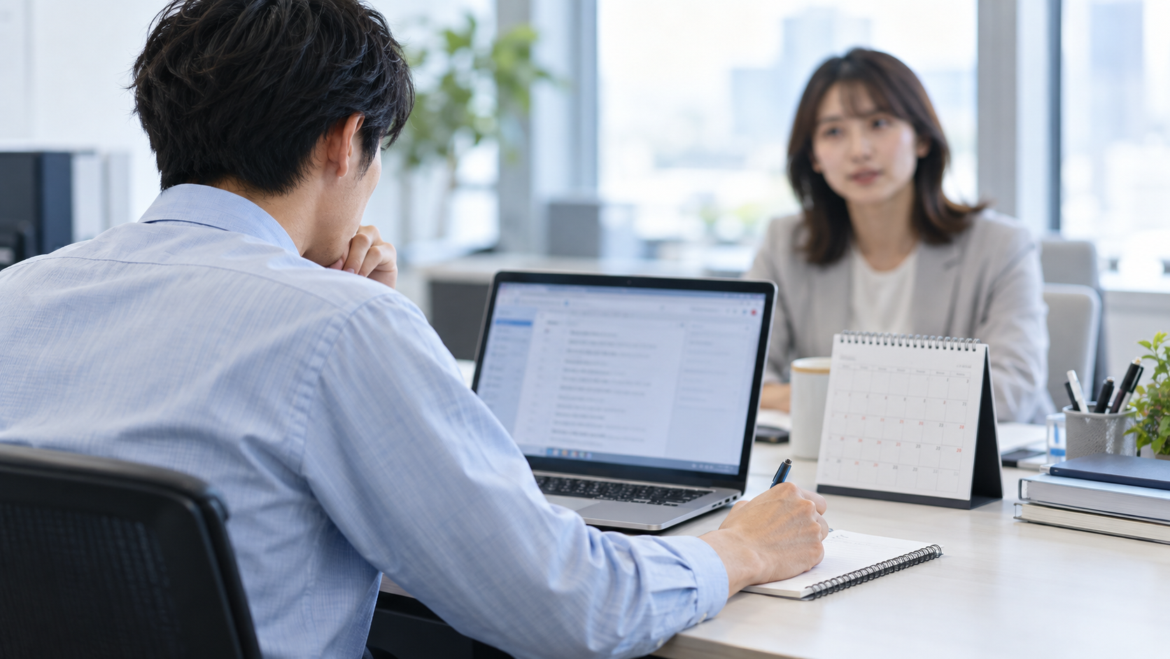 職場の嘘つきおばさんの発言をメールと予定表で確認する様子