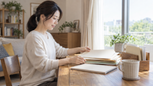 相談に備えてメモと書類を整理する人