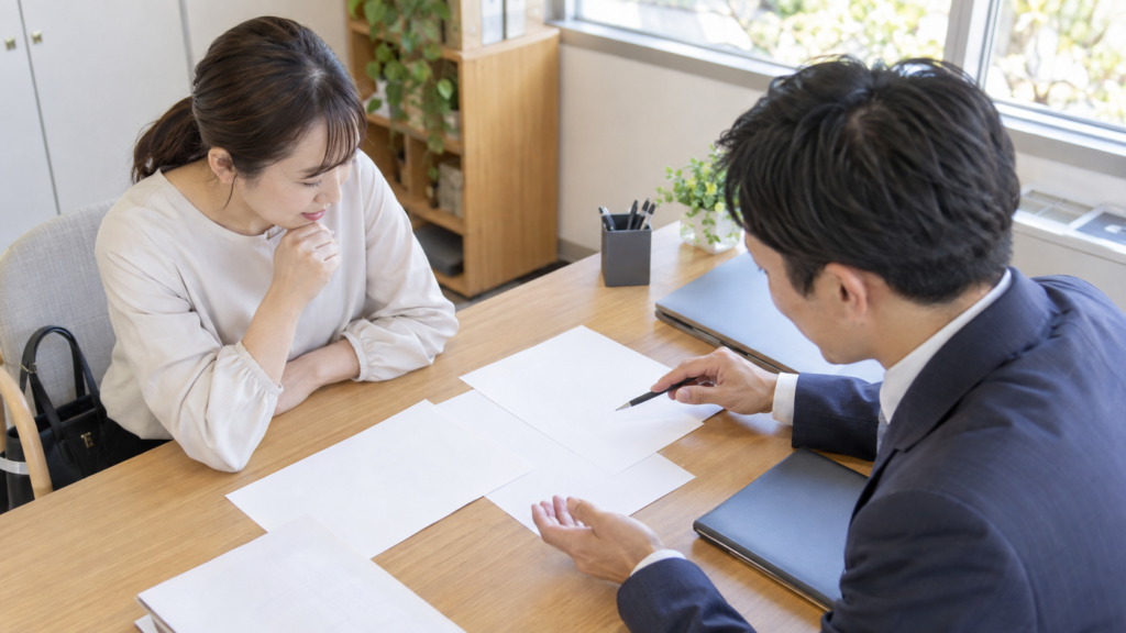 通院や生活支援の制度を相談員と確認する人