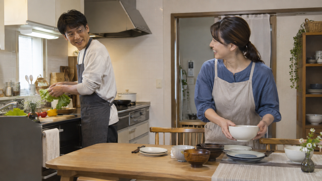 家族と食事の準備を相談する人