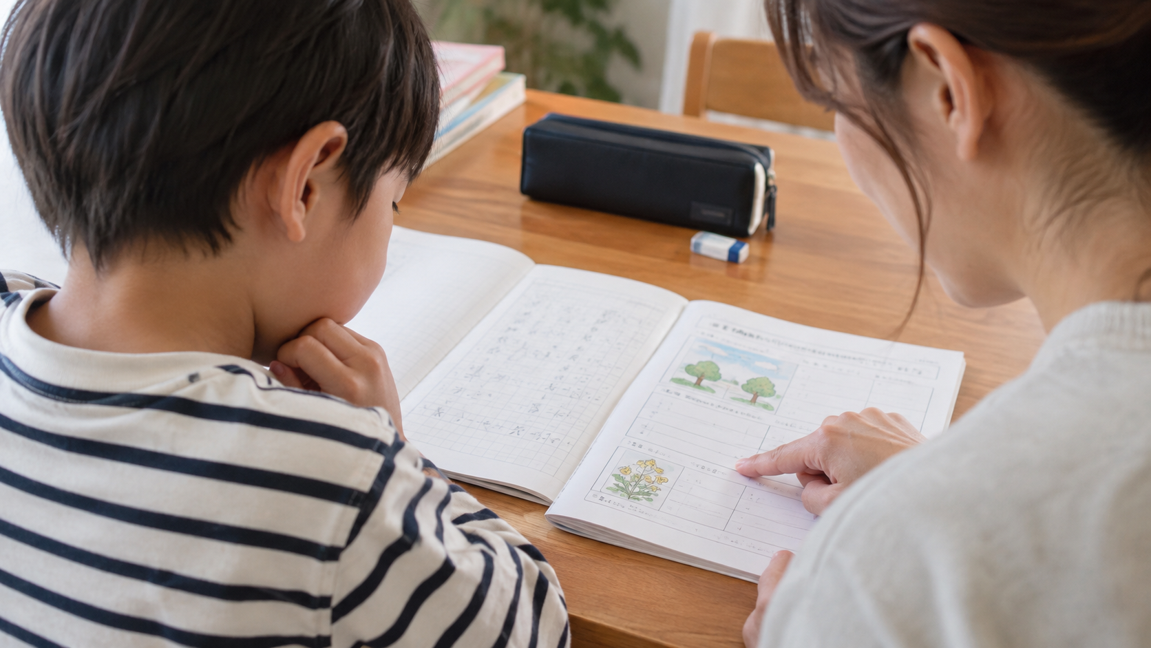 親子でノートと宿題プリントを見比べる様子