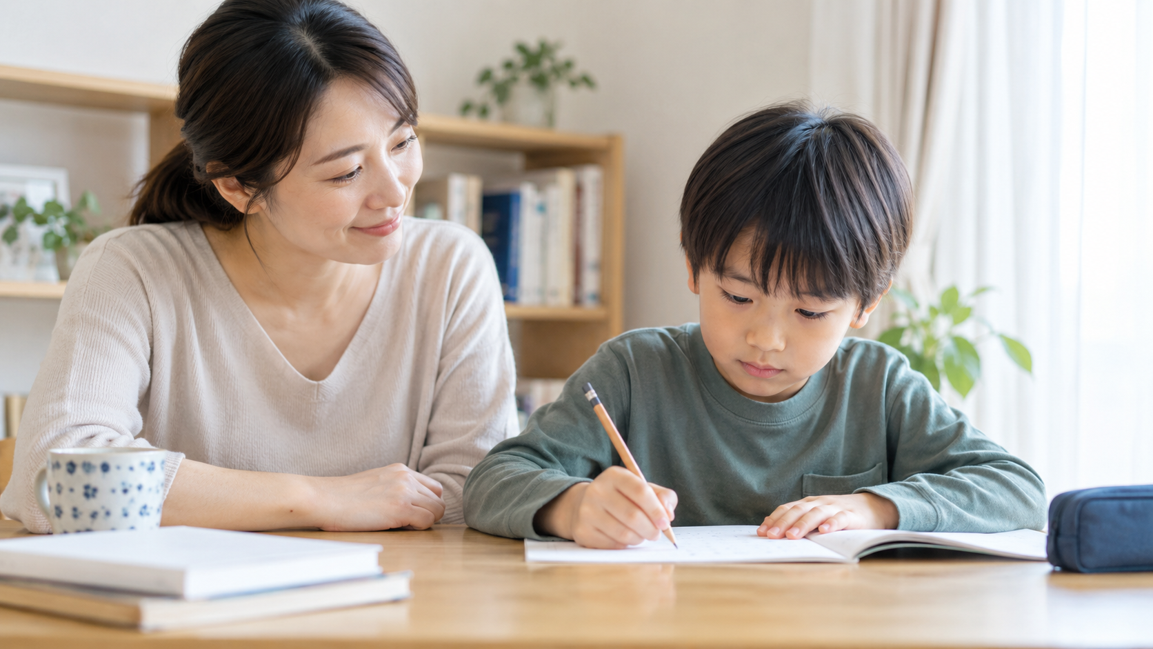 保護者が隣で見守る中でノートに取り組む子ども