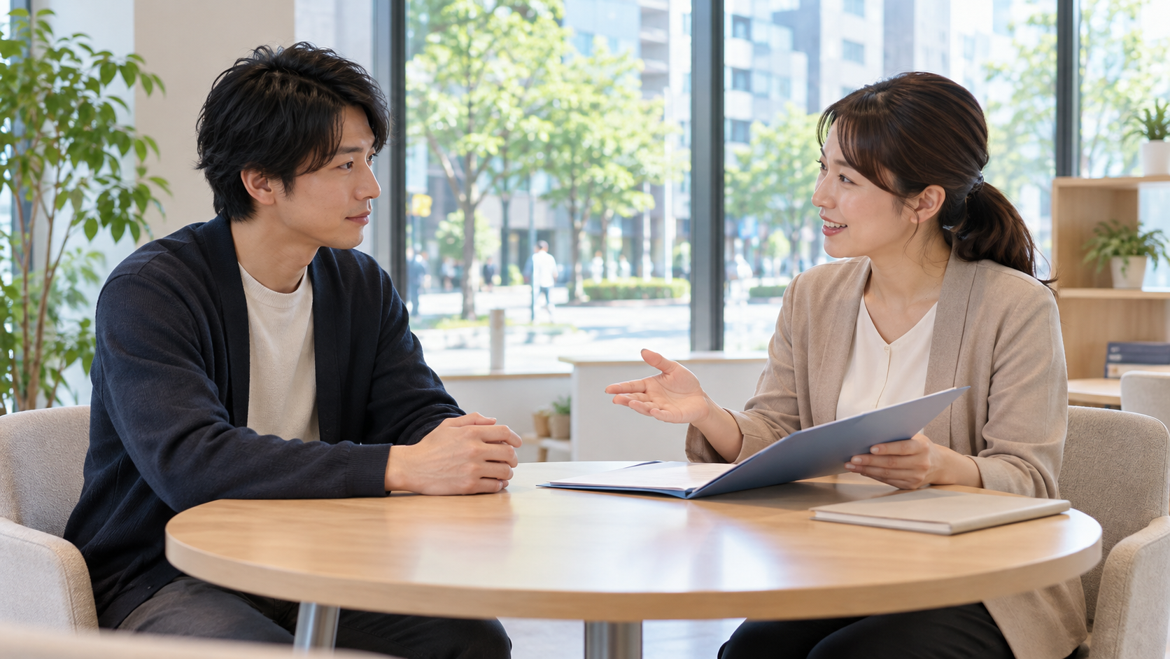就職準備について相談員と話す人