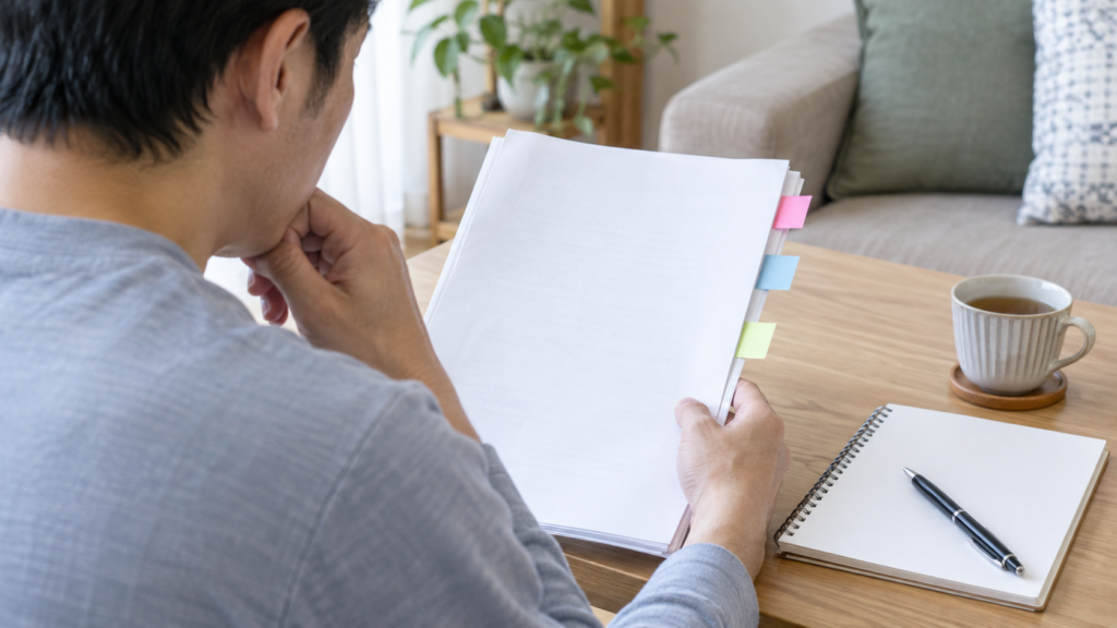 診療記録の疑問を付箋で整理する患者の手元