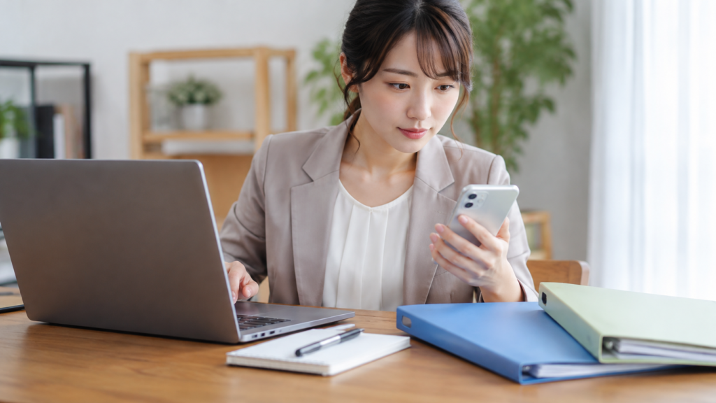 応募経路と連絡先を確認するための端末と書類